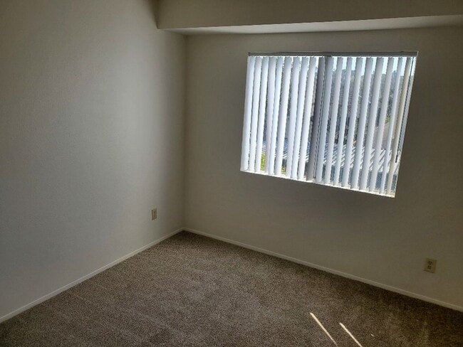 Building Photo - 2 Bedroom - 2.5 Bathroom Condo in gated co...