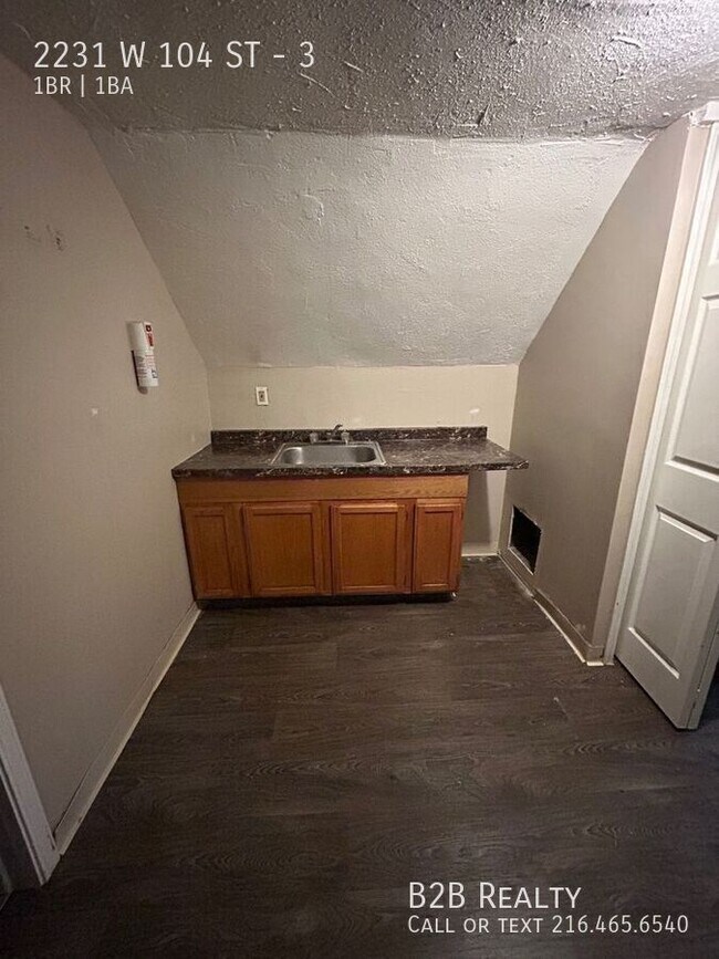 Building Photo - 2231 W 104th St