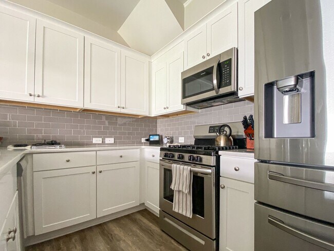Building Photo - Beautiful Townhome at Manordale - LEASE TA...