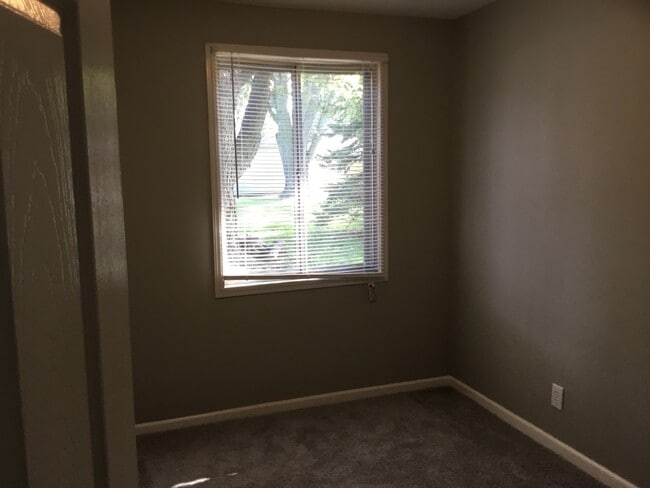 Building Photo - Very nice 3bed/1bath south side home w/ garage & fenced in back yard