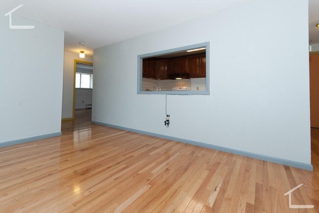 Building Photo - Massive Oak Square 2 Bed with Pool! Heat and Hot Water Included, No Fee!