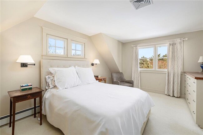 Building Photo - 68 Sachuest Way