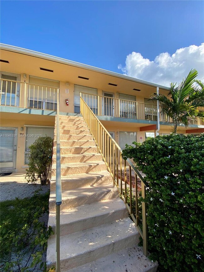 Building Photo - 2716 NE 30th Pl