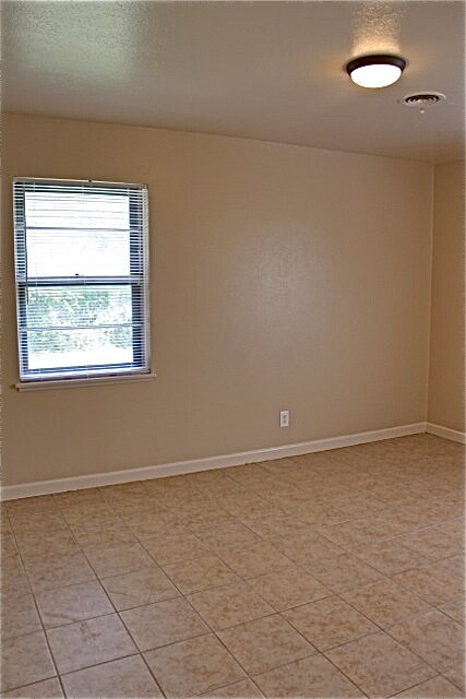 Building Photo - Location & Curb Appeal! 3 Bdr, 2 Full Bath...