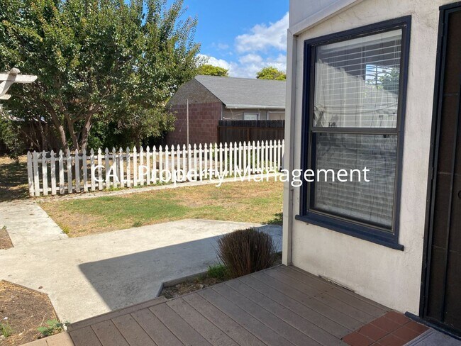 Building Photo - Stylish South Salinas Home | 2 Bed / 1.5 Bath | 1,370 sq ft