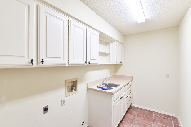 Building Photo - Luxury Living on Lake Arlington