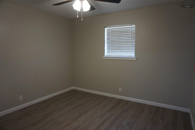 Building Photo - 1112 Lisa Ln