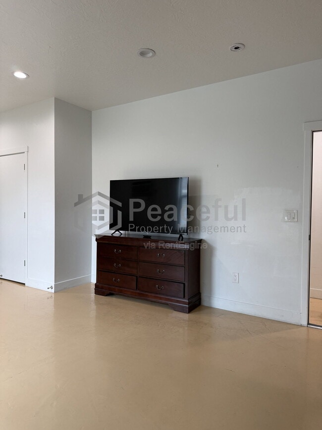 Building Photo - 2324 S Green St