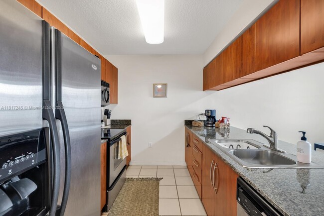 Building Photo - 1200 Brickell Bay Dr