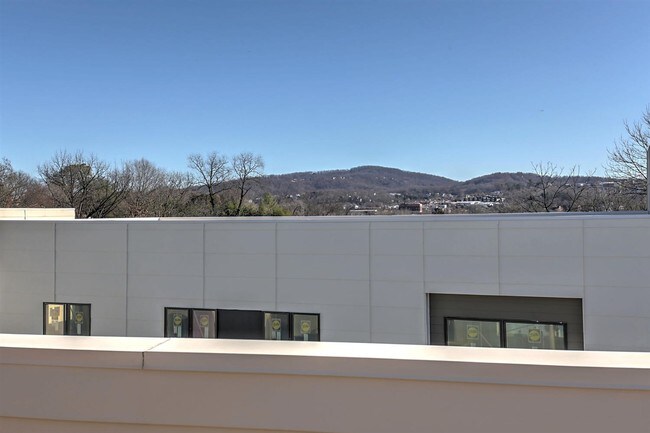 Building Photo - 1130 E High St