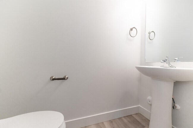 Building Photo - 48 410 W