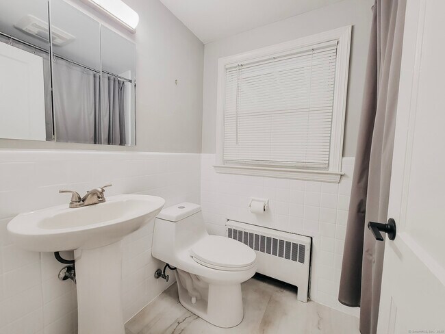 Building Photo - 90 Cedar Ln