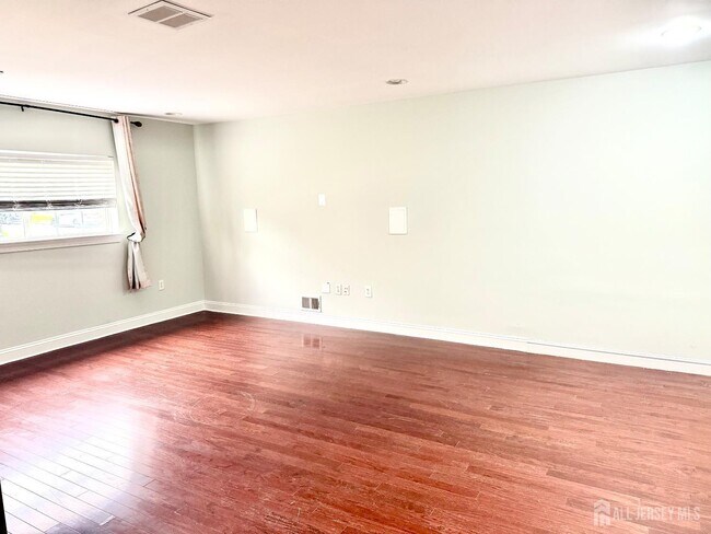 Building Photo - 13 Roosevelt Ave