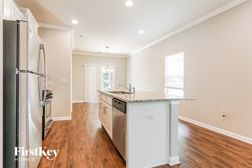 Building Photo - 383 W Park Dr