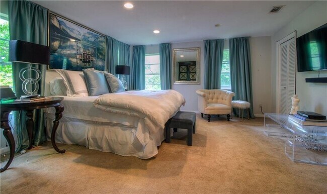 Building Photo - Tarrytown STUNNER!!!