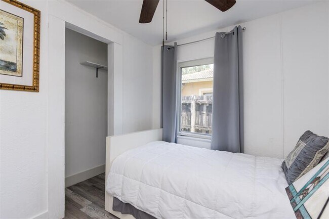 Building Photo - 508 NW 8th Ave