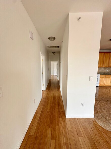 Building Photo - 41-43-43 Manufacturers Pl