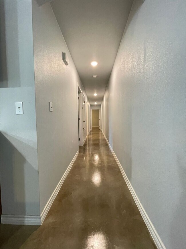 Building Photo - 915 Rebecca Ln