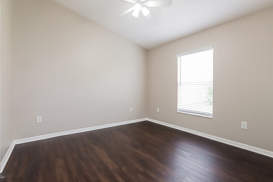 Building Photo - 6915 Runner Oak Dr