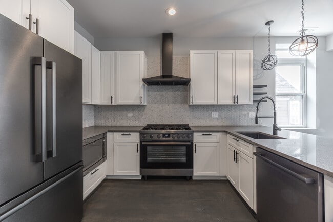 Building Photo - 3253 N Elston Ave