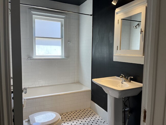 Building Photo - Charming 2-Bedroom Home near Uptown.