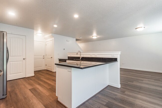 Building Photo - 461 S Day Dream Ln