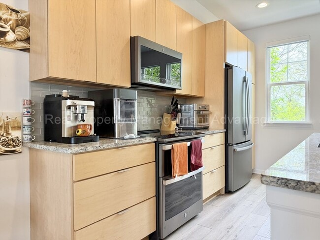 Building Photo - Modern 2020 Built Townhome Just Steps from Downtown Ferndale!