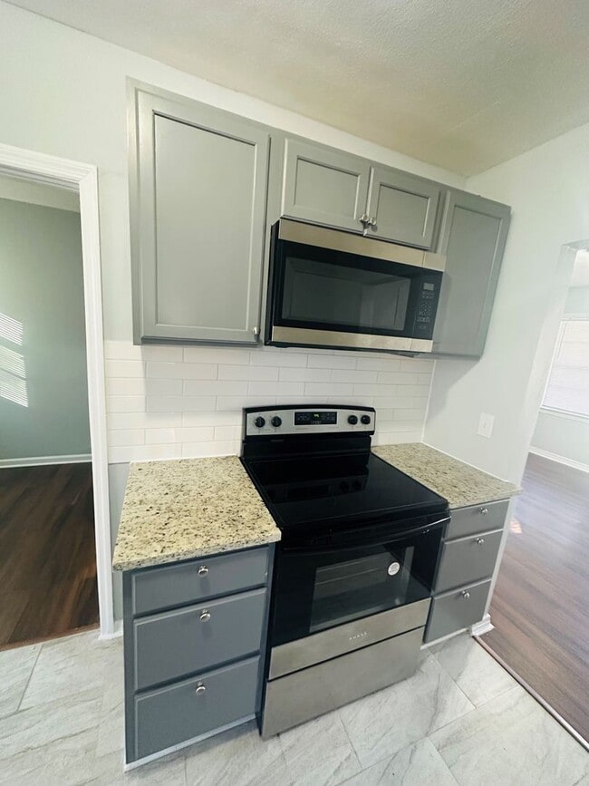 Building Photo - **Move in ready 3/1 Single Family home 32254