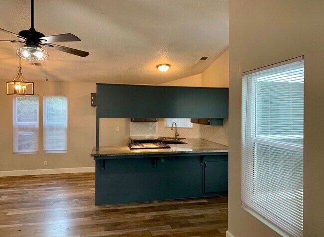 Building Photo - For Rent. Beautiful 3Bedroom, 2 Bathroom Home in Northeast Visalia