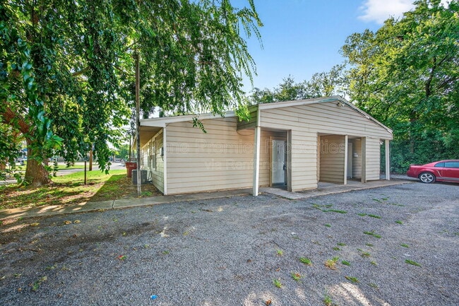 Building Photo - 816 S Crockett St