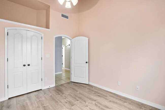 Building Photo - "Charming 3-Bedroom Retreat with 2 Full Ba...