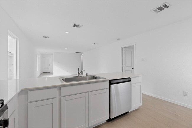 Building Photo - 3 Bedroom, 2 Bath Single-Story Lennar Home in Eastland Community