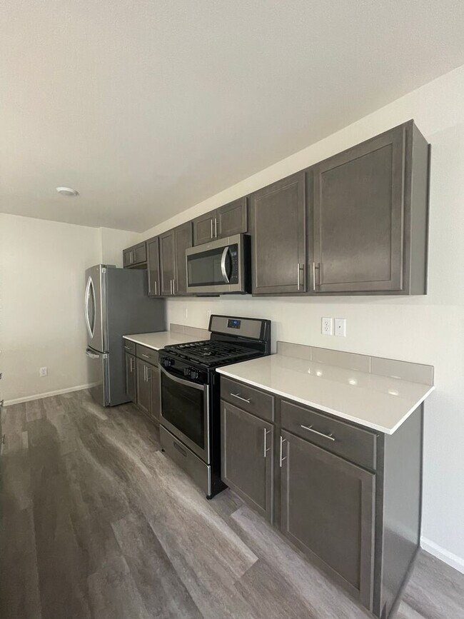 Building Photo - 4 bedrooms + BONUS ROOM And 2.5 baths Tumw...