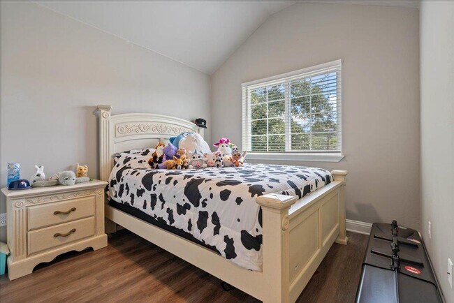 Building Photo - 5800 Clubhouse Dr