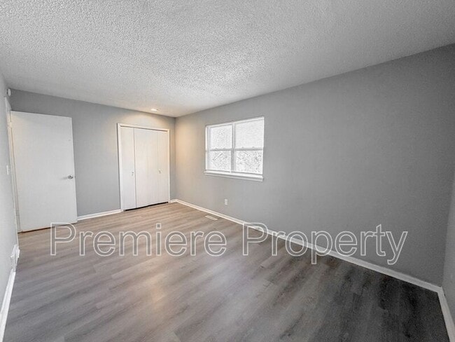 Building Photo - 223 N Oak Dr