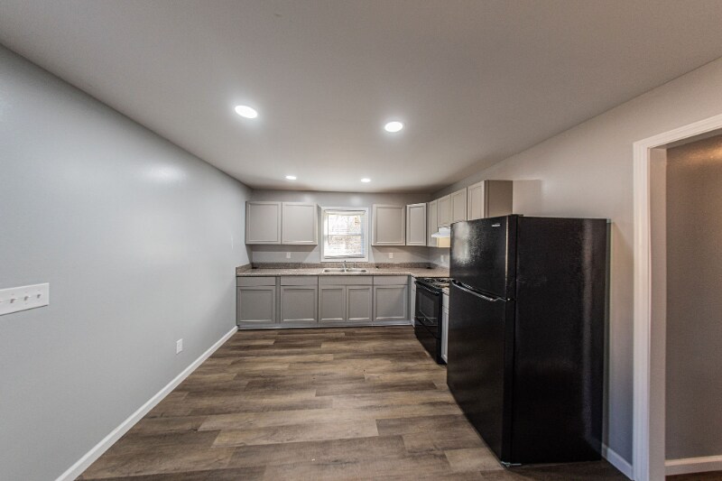 Building Photo - 120 Lake Dr