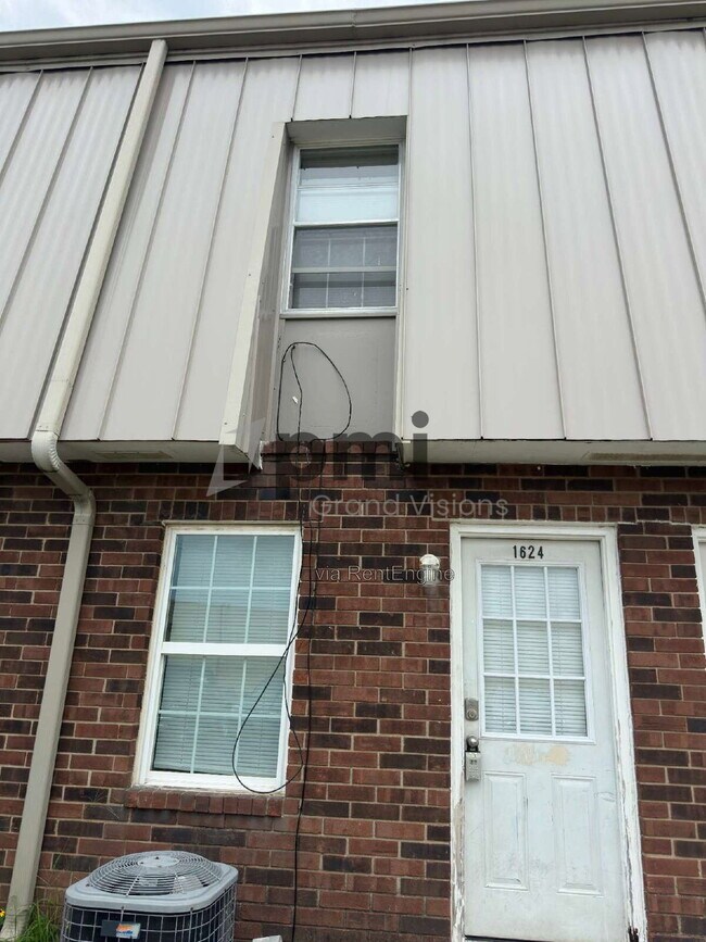 Building Photo - 1624 University Dr