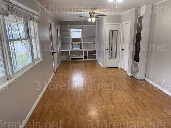 Building Photo - 3 Bedroom 1 bath house available now