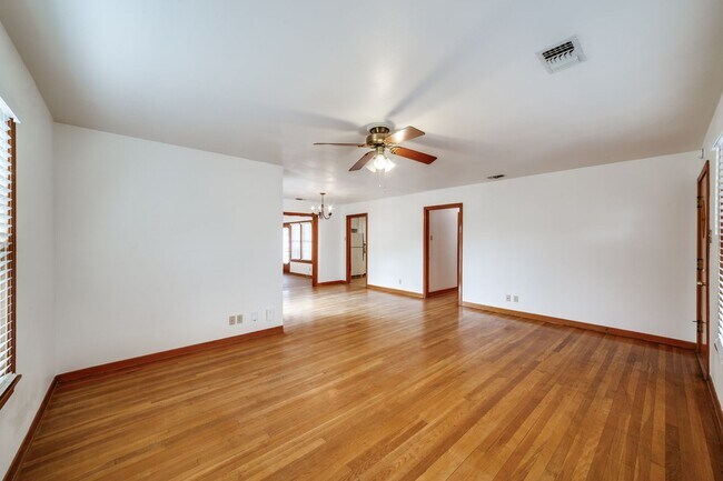 Building Photo - BEAUTIFUL MID-CENTURY HOME IN DELLVIEW