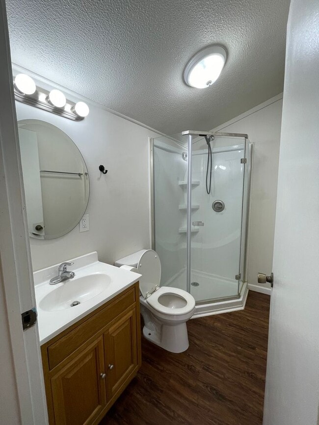 Building Photo - 2bdrm, 2 bath, located just minutes from d...