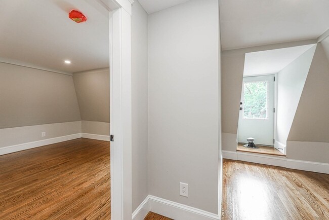 Building Photo - 52 Maple St