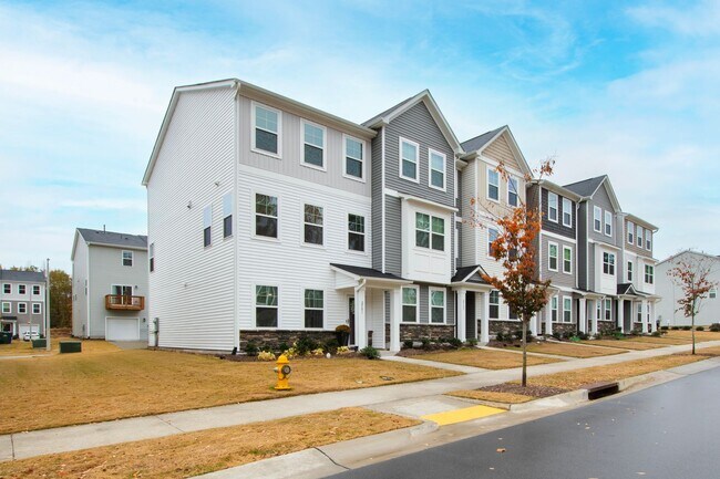 Building Photo - Modern 3-Bedroom Townhome in Magnolia Trace!