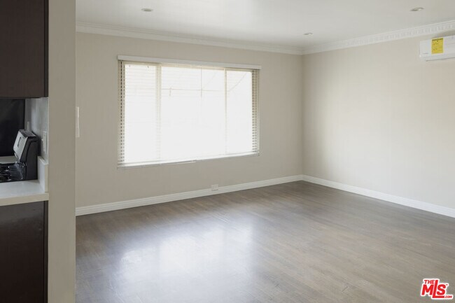 Building Photo - 925 N Curson Ave