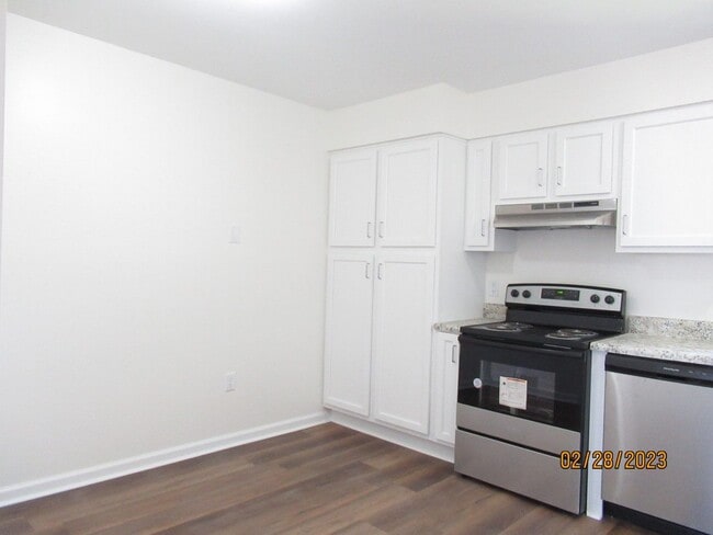 Building Photo - Newly Renovated- 2 bedroom, 2 bathroom apartment-Willow Run Apartments