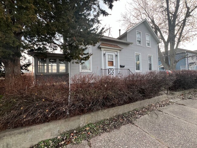 Building Photo - Moline Single Family Home