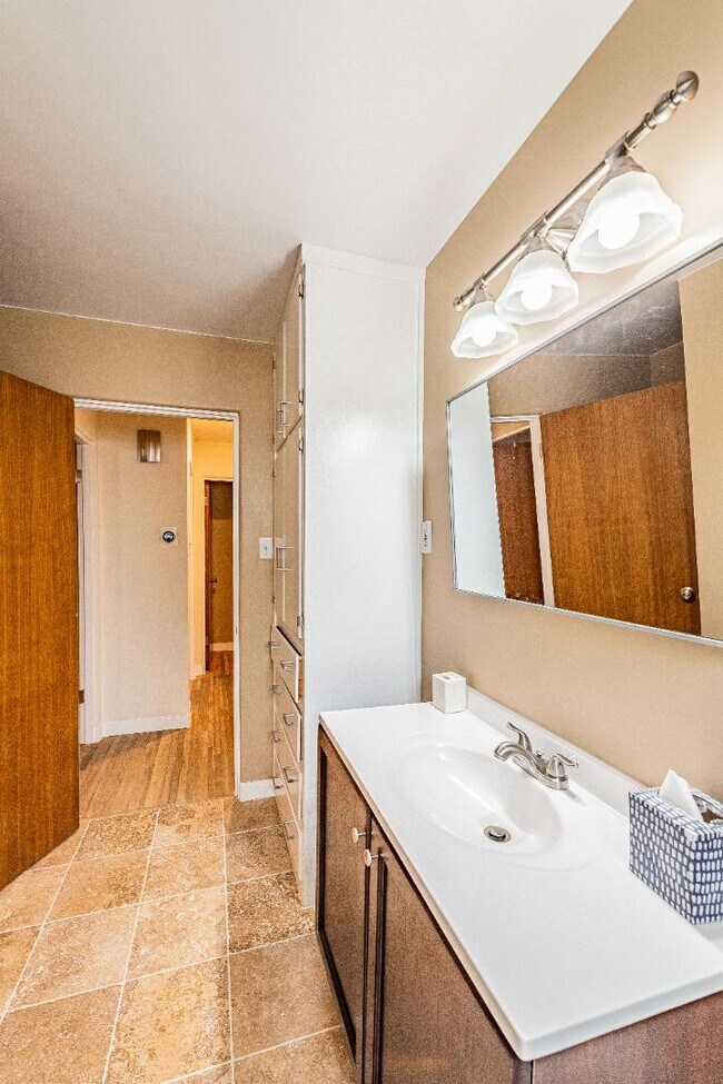 Building Photo - 444 Sierra Dr SE