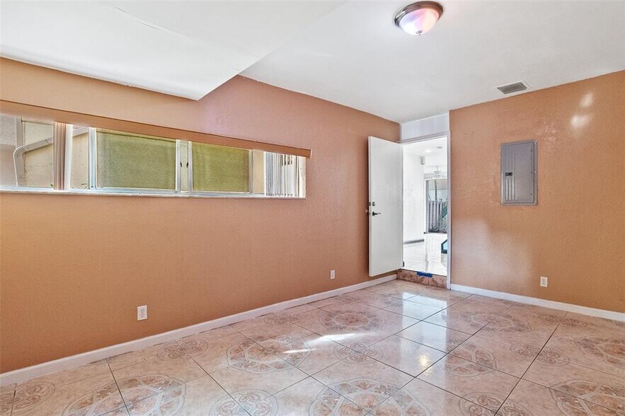 Building Photo - 833 NW 82nd Ave