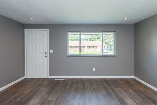 Building Photo - 6450 Chippingdon Dr