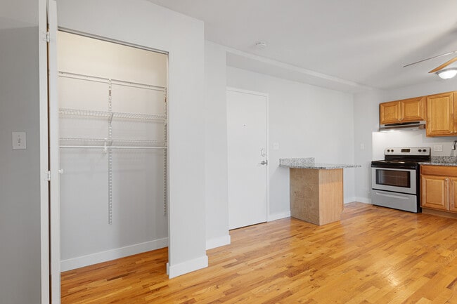 Building Photo - 7450 N Greenview Ave