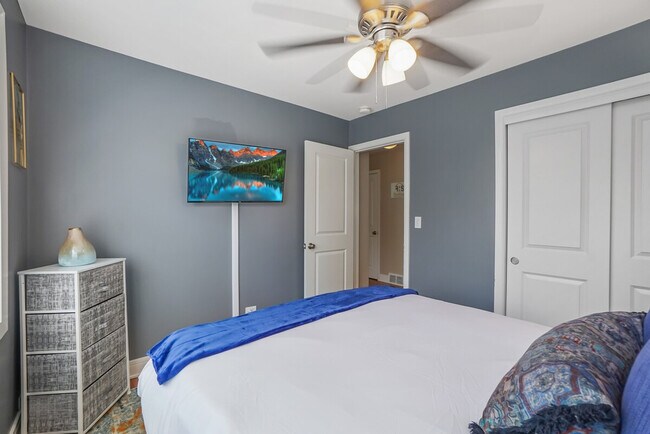 Building Photo - 2247 N 74th Ct